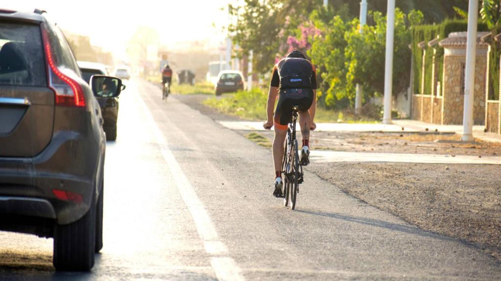 Un turismo y una bicicleta en paralelo