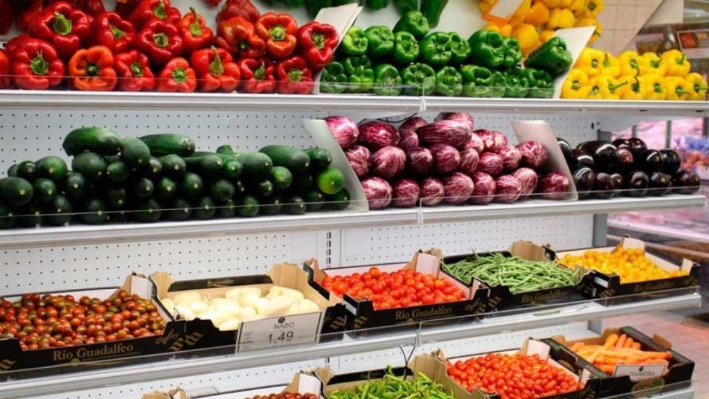 Frutas y verduras en un supermercado.