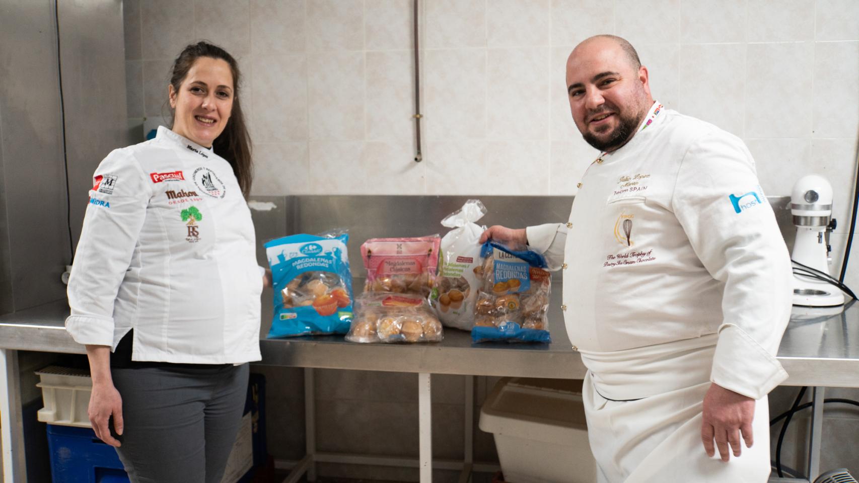 Los cincos paquetes de magdalenas probadas por Marta y Julio López, reposteros de la pastelería Mindanao.