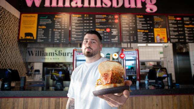 El dueño del restaurante, Juan Pedro Gallardo, sujeta una de sus hamburguesas.