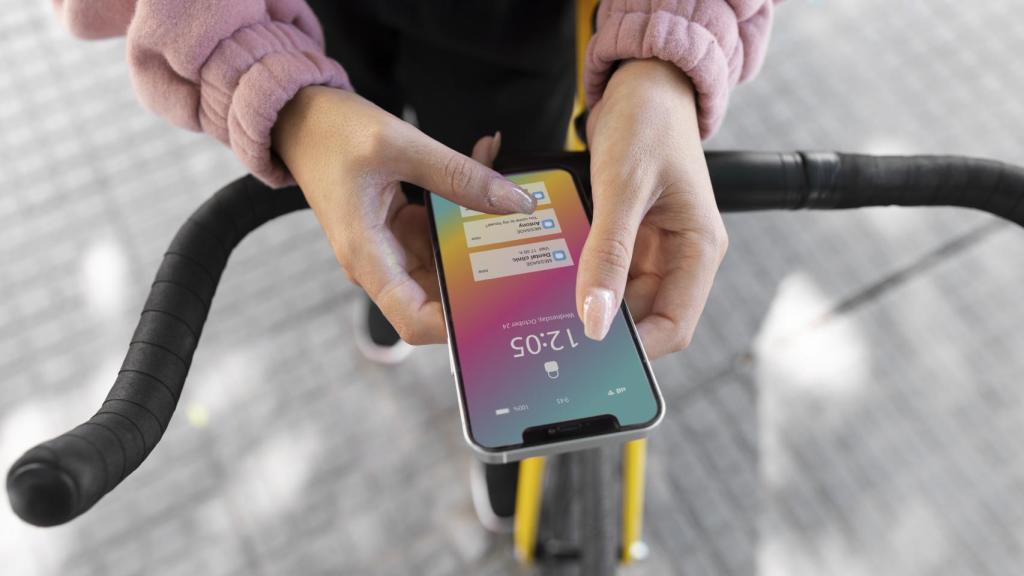 Joven con un teléfono móvil.