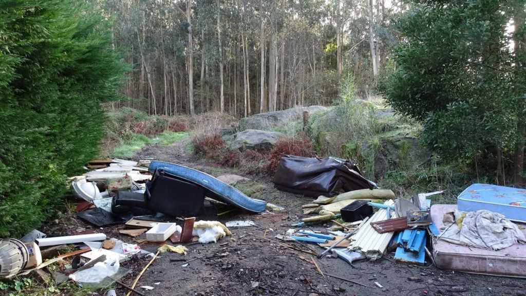 Vertidos cerca del punto limpio de Cangas.