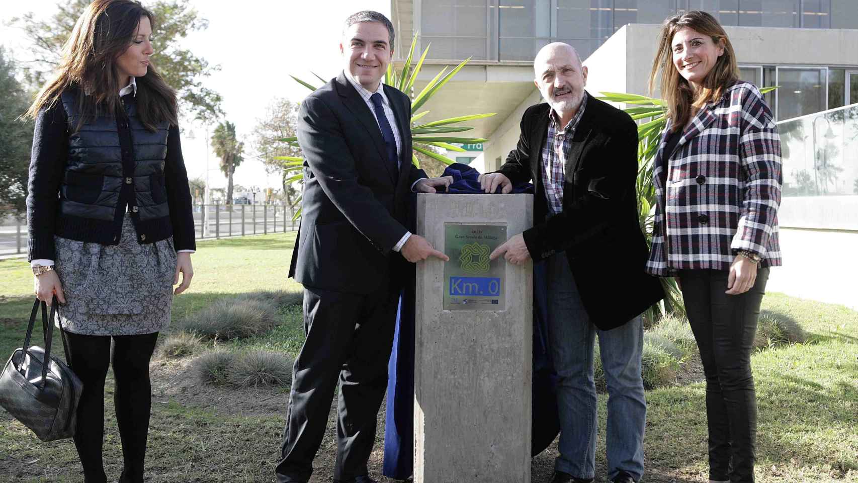 Elías Bendodo y el periodista Sebastián Álvaro inauguraron el monolito del kilómetro cero de la Gran Senda en 2014.