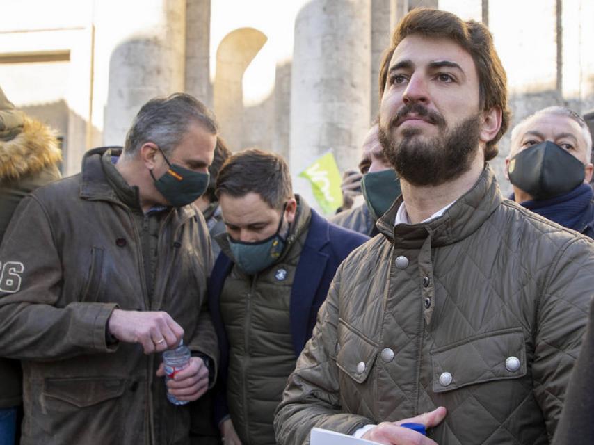 García-Gallardo con Santiago Abascal y Ortega Smith de fondo, durante su presentación en Valladolid.