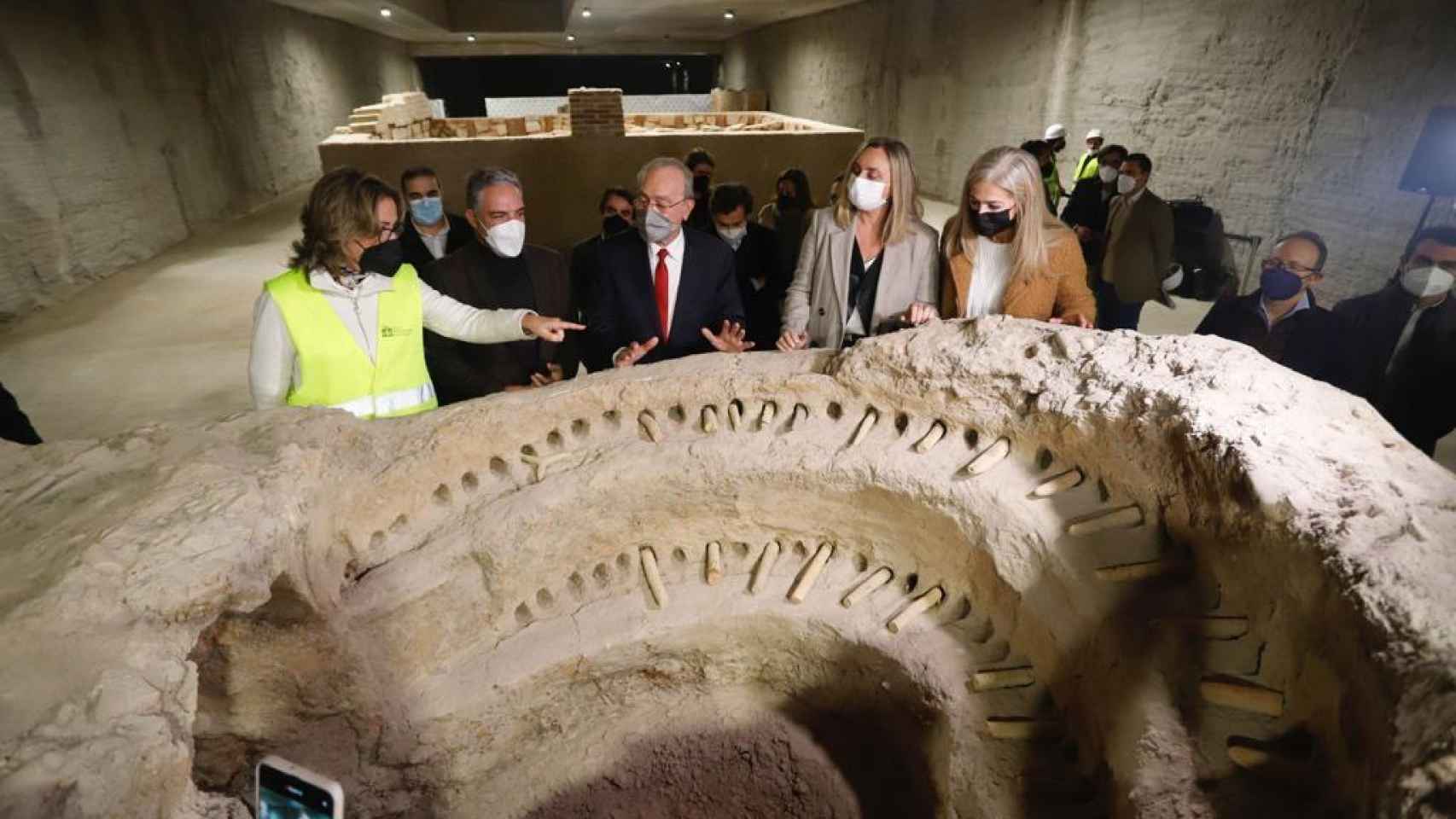 Visita a los restos arqueológicos de los consejeros de Presidencia, Cultura y Fomento, acompañados por el alcalde de Málaga.