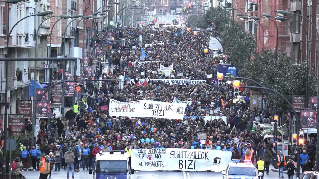 Manifestantes antivacunas recorren las calles del casco histórico de Bilbao.