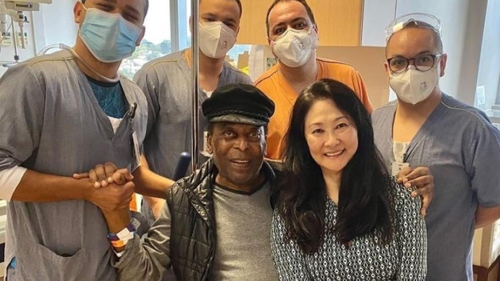 El exfutbolista Pelé, acompañado de los médicos