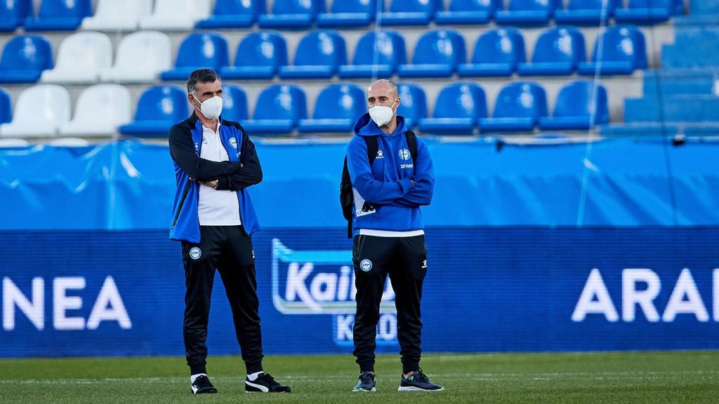 José Luis Mendilibar junto a un ayudante antes de un partido del Alavés