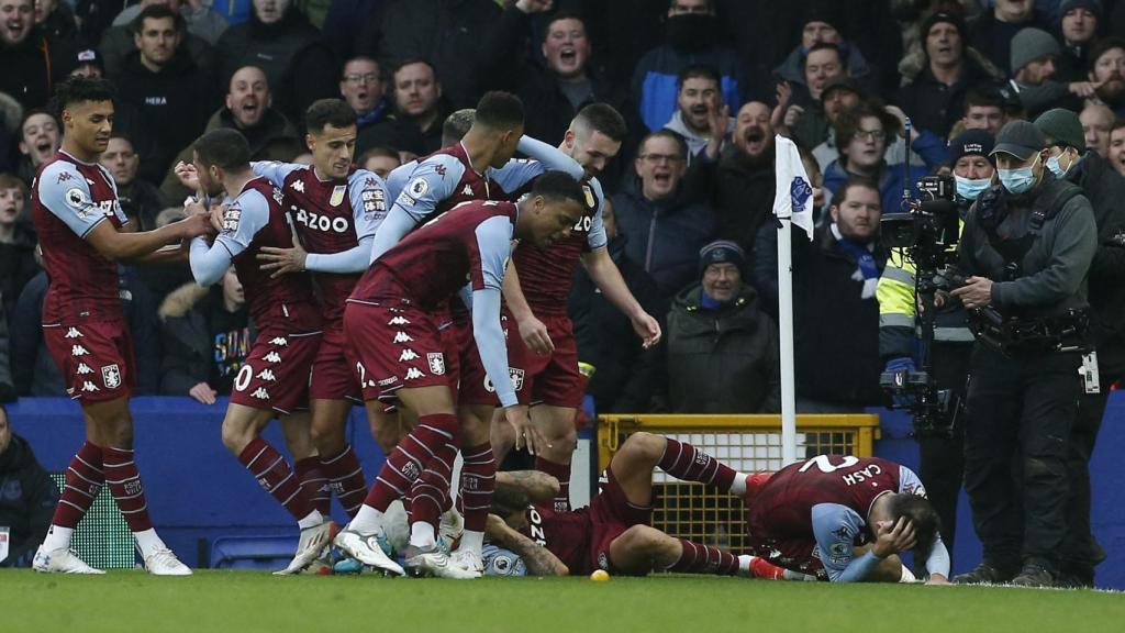 Lucas Digne y Matty Cash alcanzados por una botella en Goodison Park