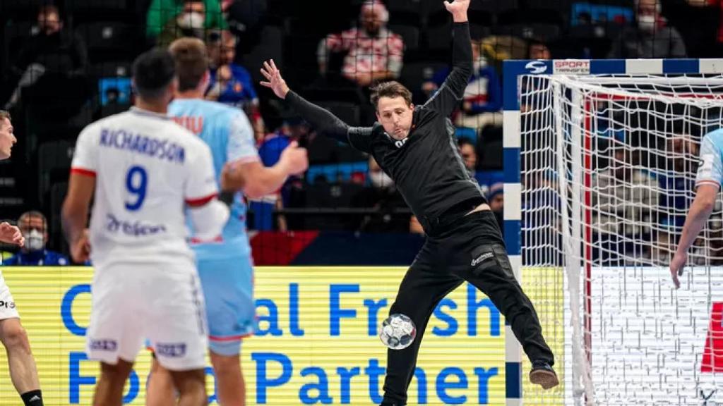 Gerrie Eijlers en el partido contra Francia en el Europeo de balonmano