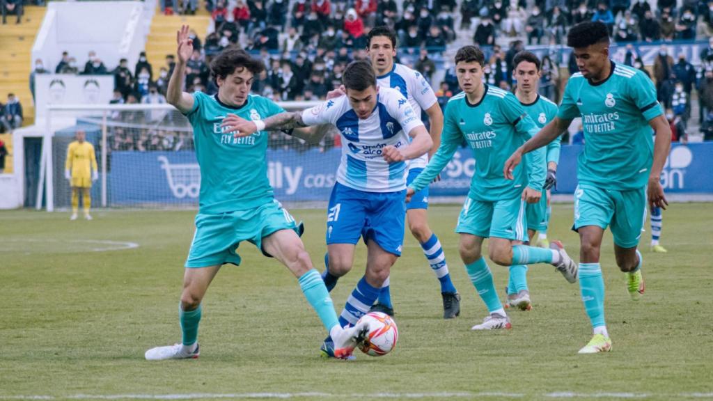 Carlos Dotor intenta robar un balón ante el Alcoyano