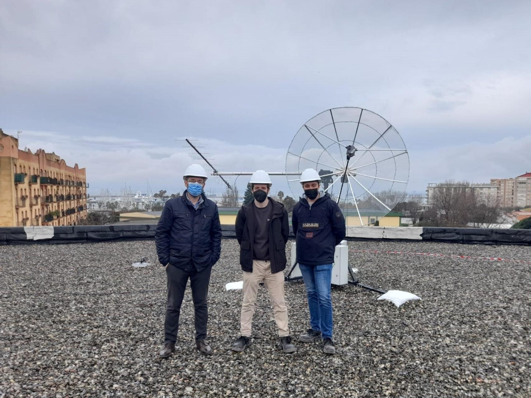 La antena en el tejado del Ayuntamiento de La Línea.