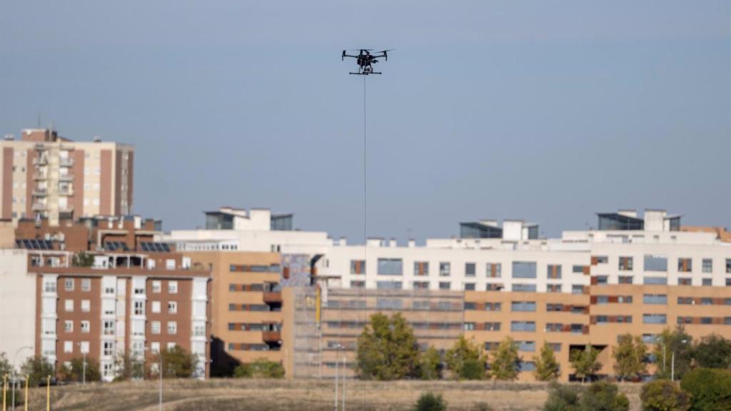 Imagen de archivo de un dron sobrevolando una ciudad.