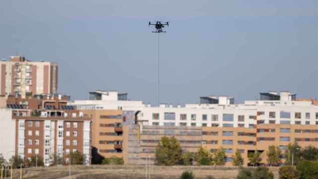 Imagen de archivo de un dron sobrevolando una ciudad.