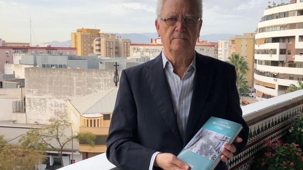 El escritor José Jiménez Guerrero, junto a un ejemplar de su nuevo libro.