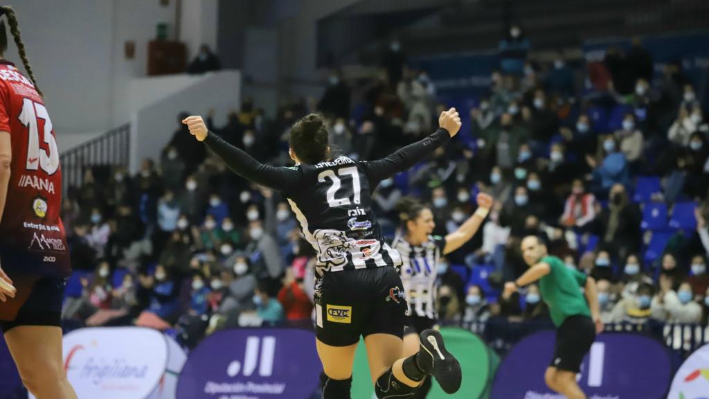 Isabelle Dos Santos Medeiros celebra un gol ante el Atlético Guardés.