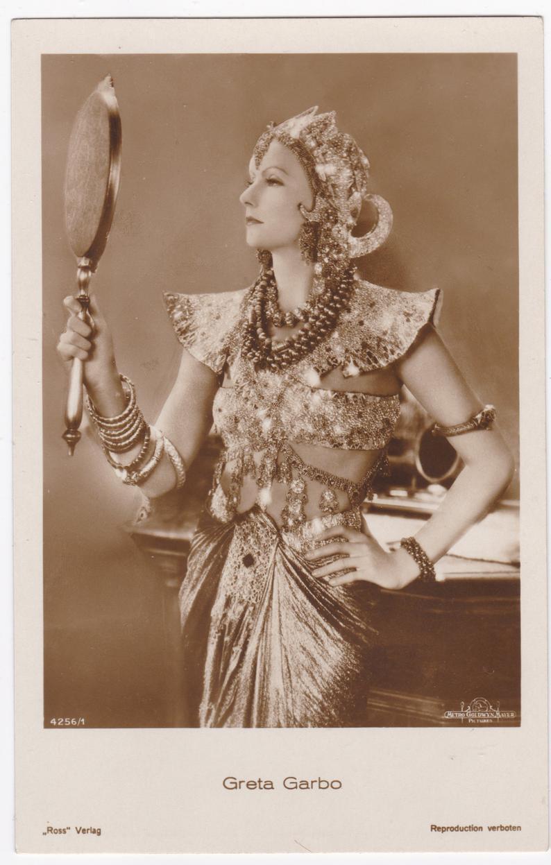 Greta Garbo caracterizada como Mata Hari. https://fawnvelveteen.tumblr.com/