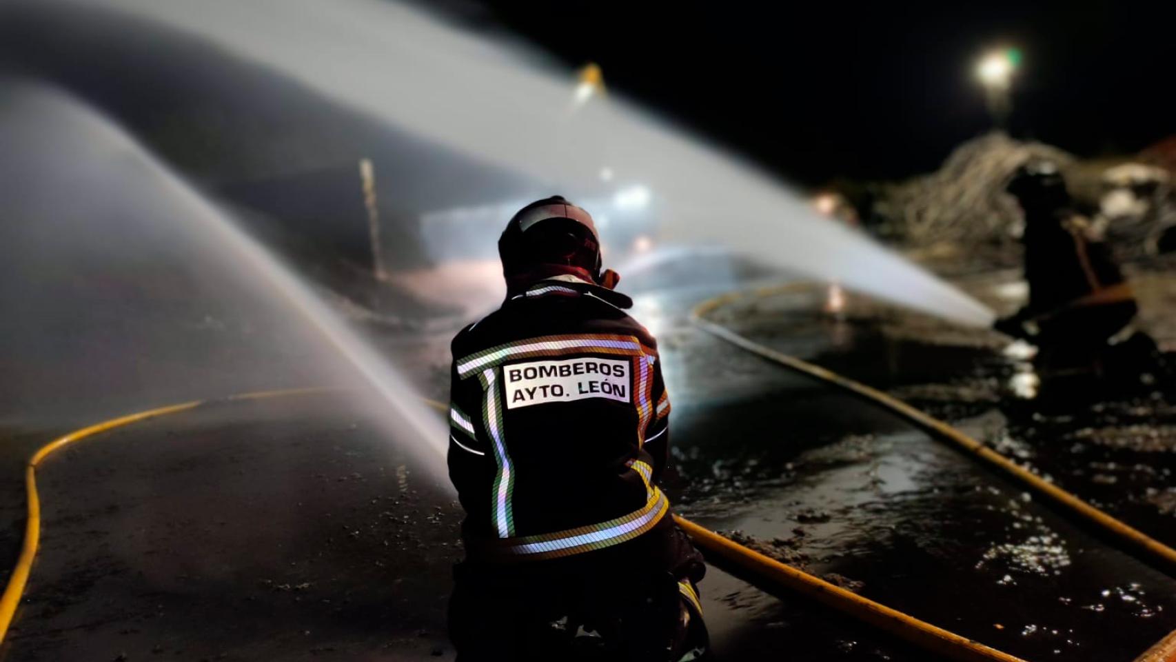 Incendio en una empresa de reciclaje en la provincia de León