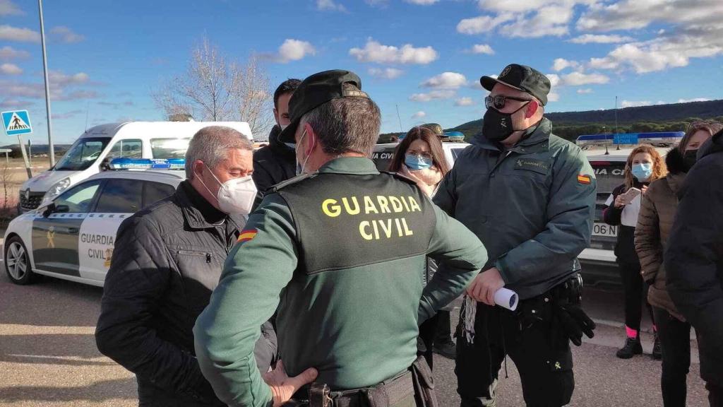 Miguel, padre de Esther López de la Rosa, junto a la Guardia Civil antes de una batida