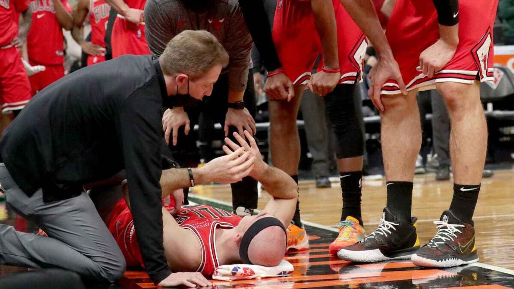 Alex Caruso siendo atendido por los médicos de los Chicago Bulls