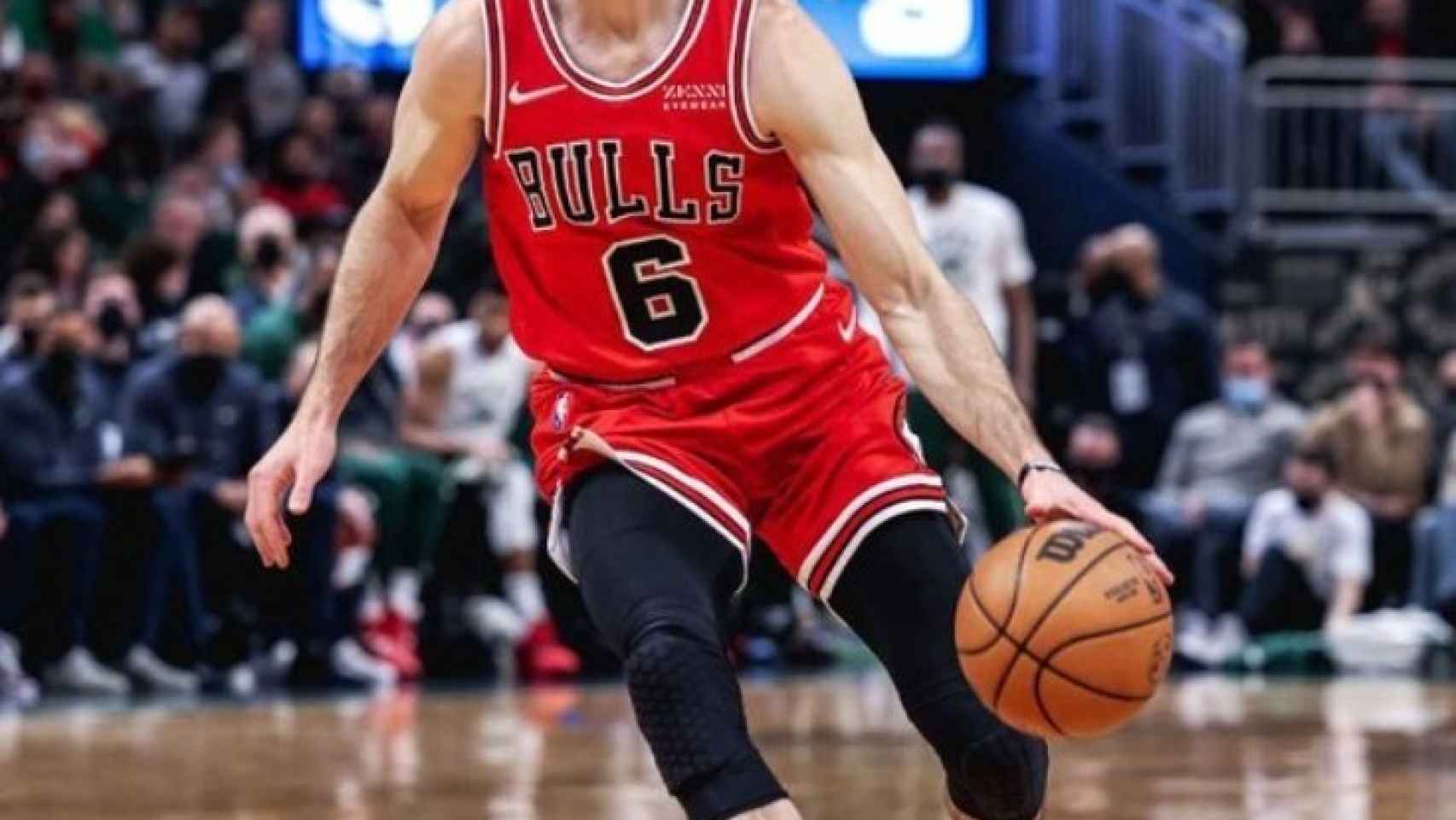 Alex Caruso sube un balón en un ataque de los Chicago Bulls