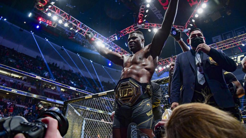 Francis Ngannou, con el cinturón de campeón del peso pesado de la UFC