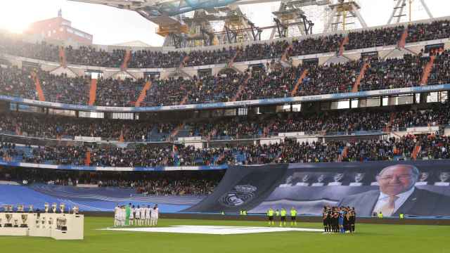 El Santiago Bernabéu rinde un sentido homenaje a Paco Gento
