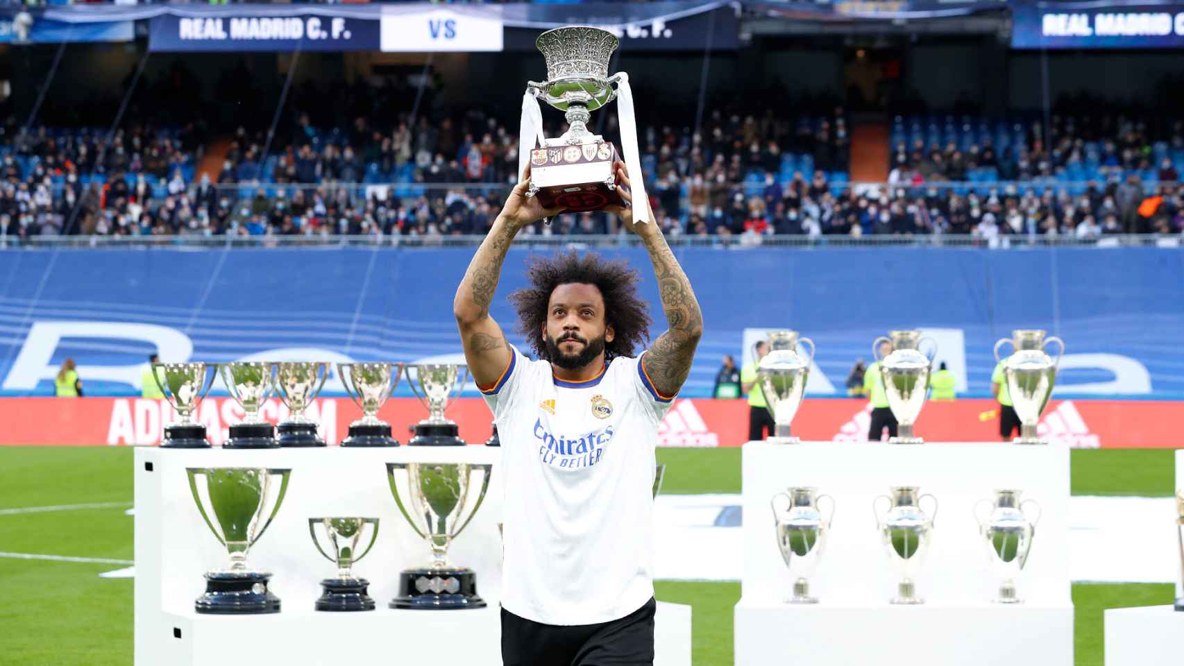 Marcelo ofrece la Supercopa de España al Santiago Bernabéu
