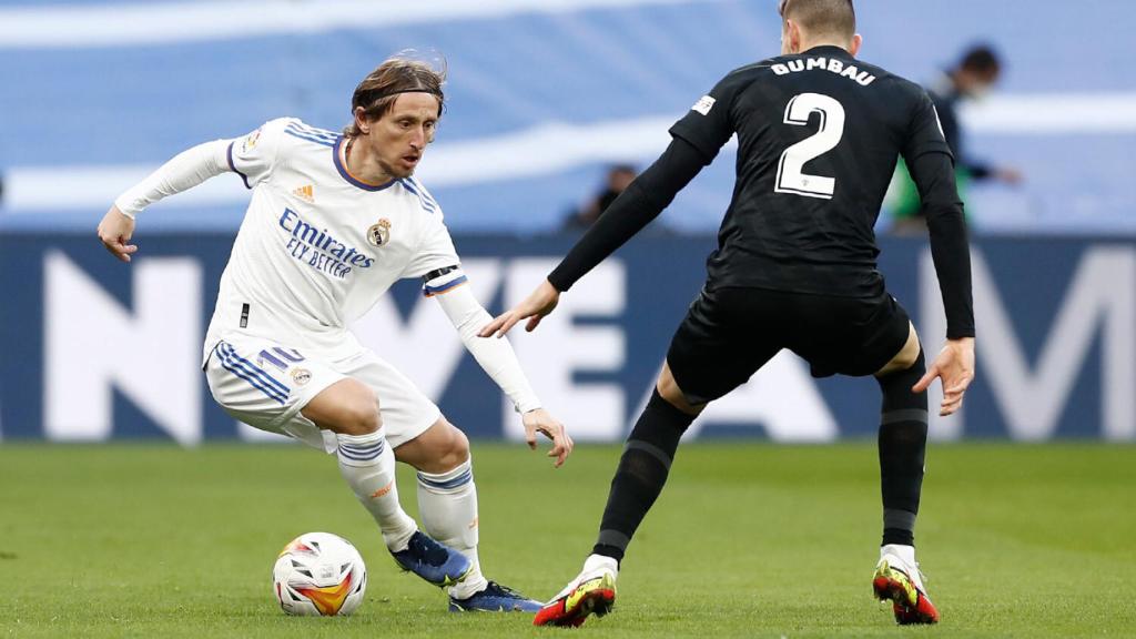 Luka Modric encara a Gerard Gumbau