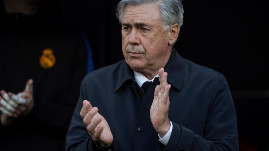 Carlo Ancelotti aplaude visiblemente emocionado en el homenaje a Paco Gento