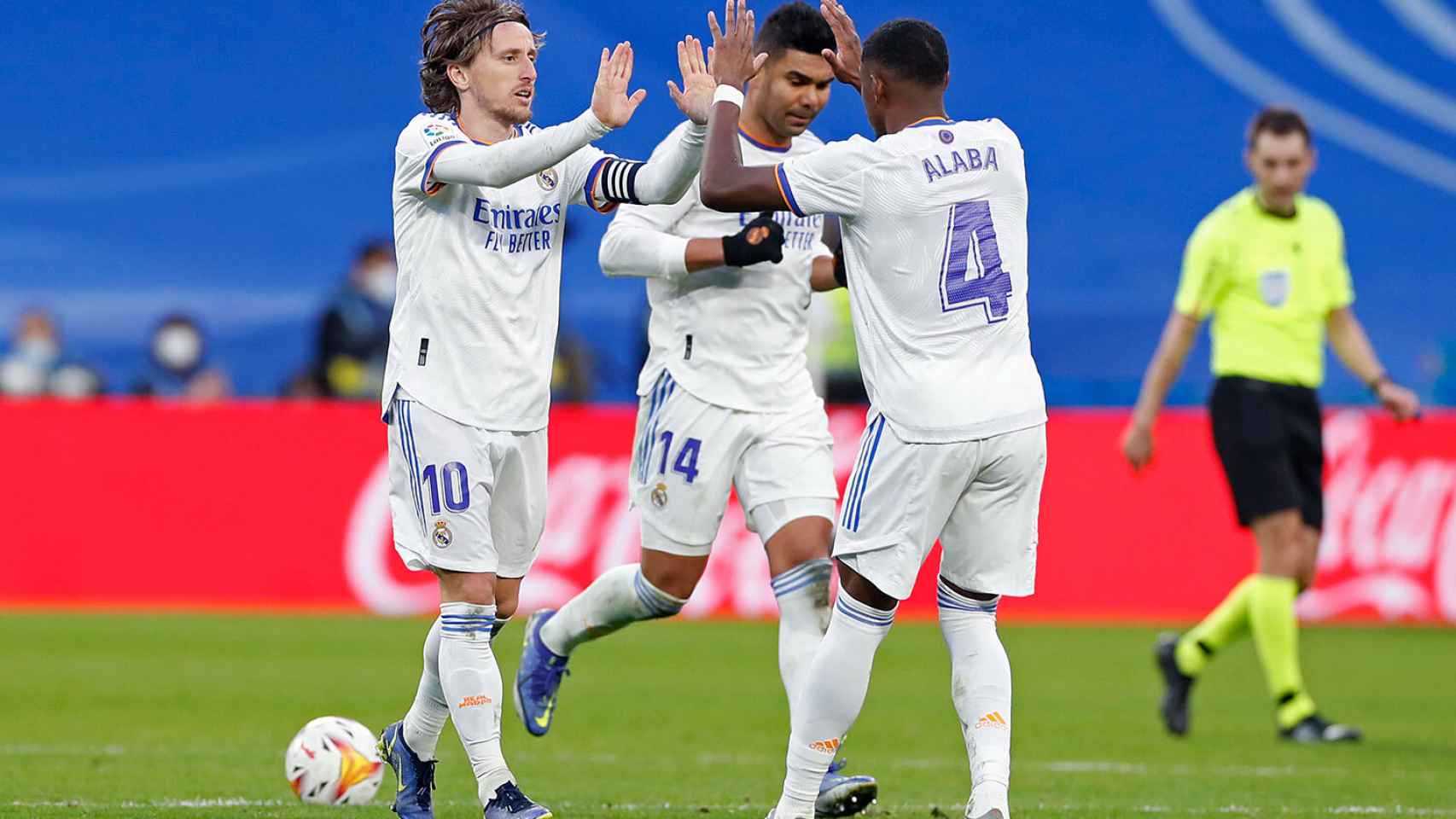 David Alaba y Casemiro felicitan a Luka Modric por su gol al Elche