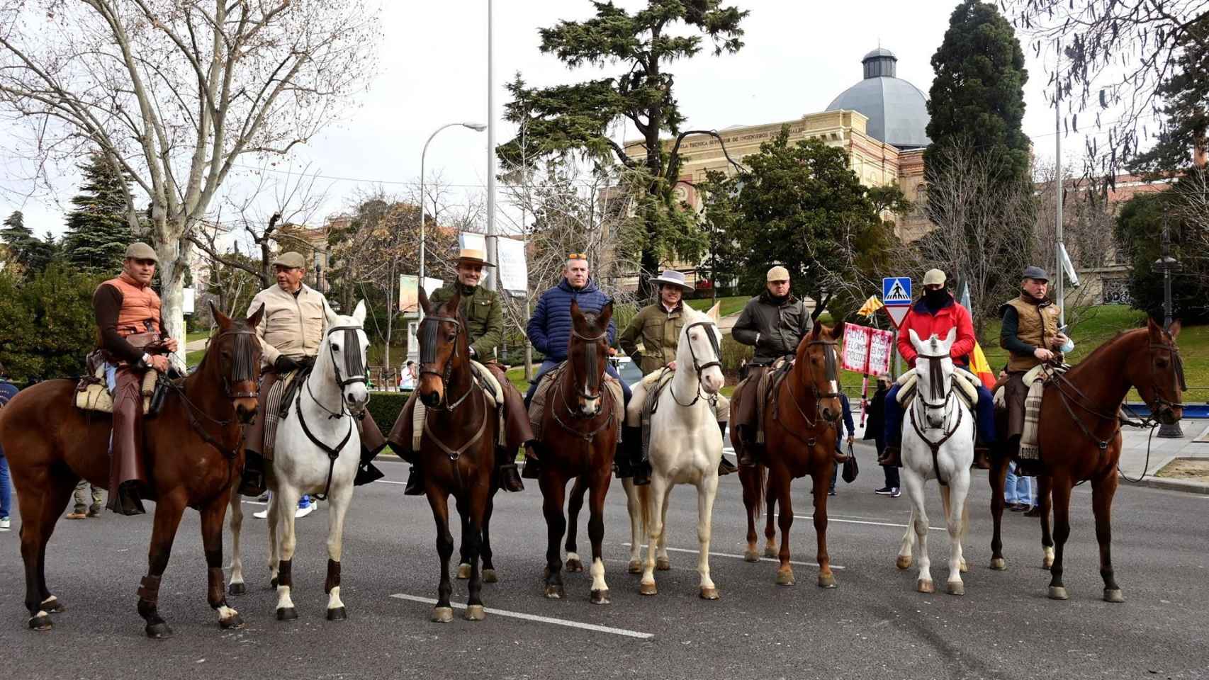 Participantes a caballo esperan en el Paseo de la Castellana a que comience la protesta.