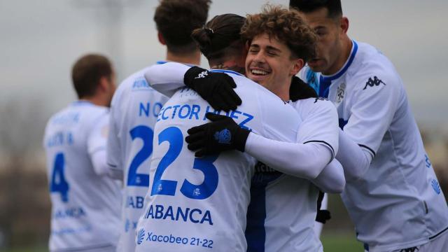 Los jugadores del Deportivo celebran uno de los goles ante el Dux Internacional.