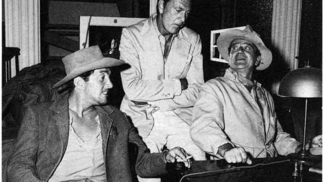 Gary Cooper visita a John Wayne (ante la presencia de Dean Martin) durante el rodaje de 'Río Bravo', de Howard Hawks (1959)