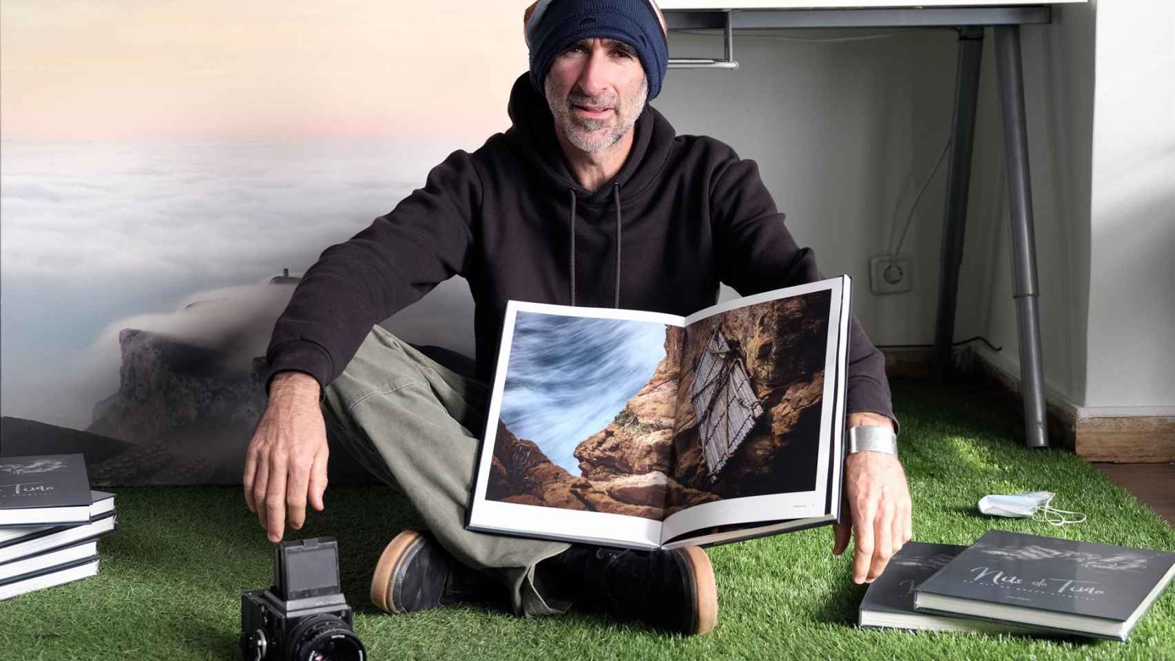 El fotógrafo inglés afincado en Jesus Pobre, Jake Abbott, ha presentado su libro 'Nits de Tinta'.