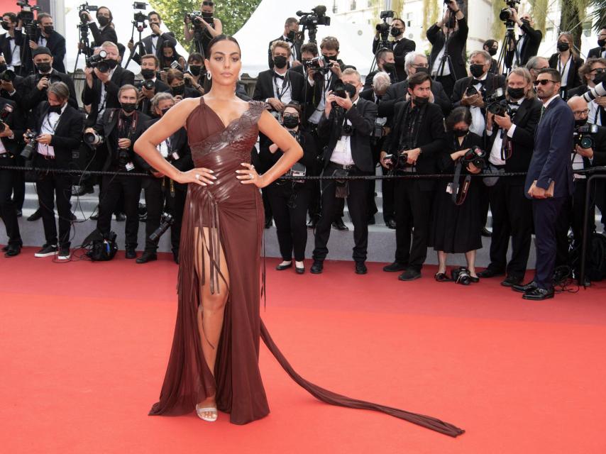 Georgina posando en la alfombra roja de Cannes.