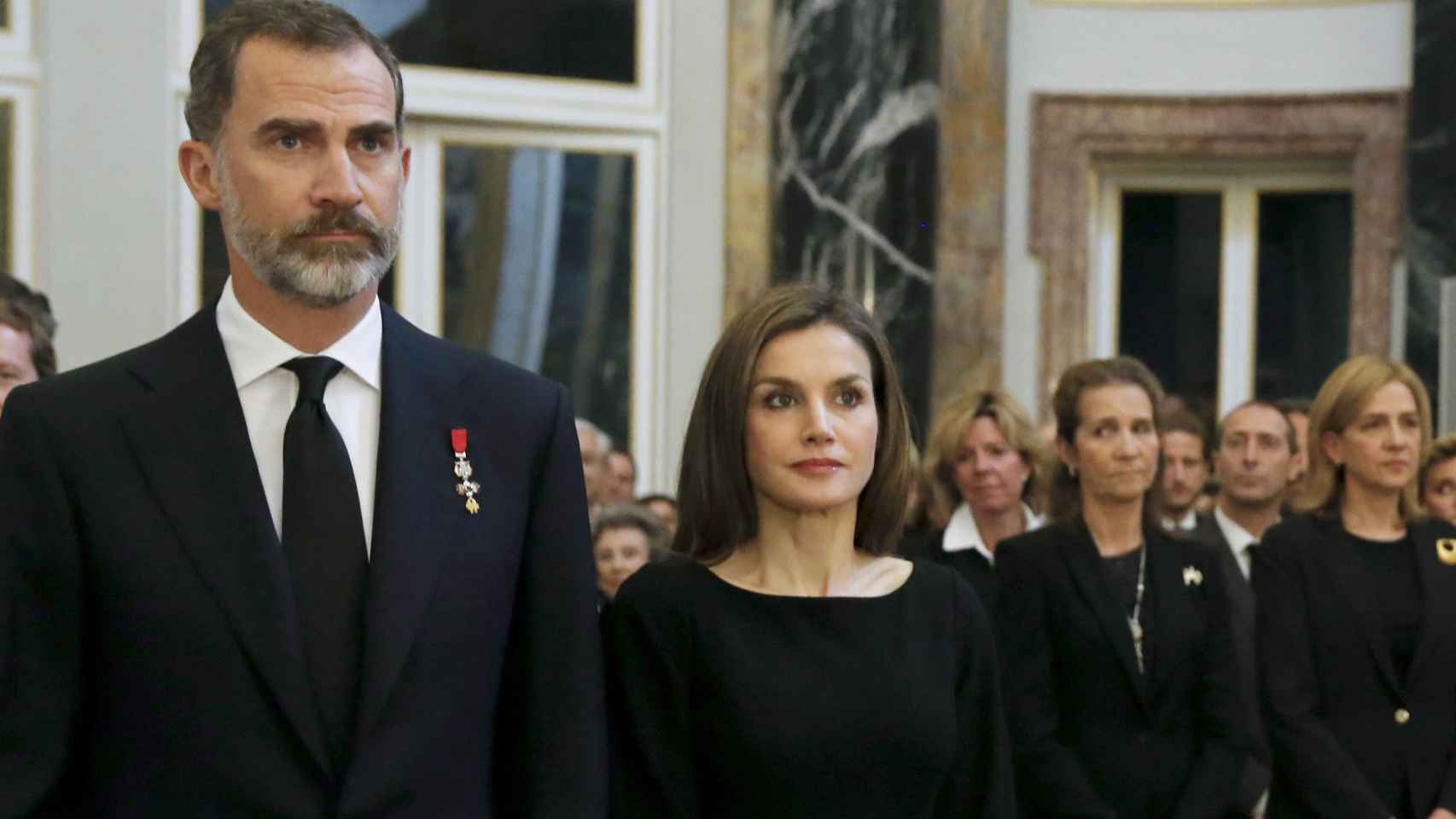 Los reyes Felipe VI y Letizia no saludaron a la infanta Cristina en el funeral de Alicia de Borbón-Parma en 2017.