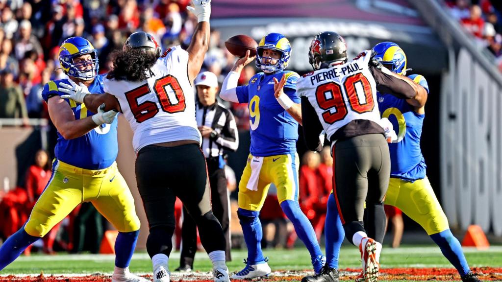 Matthew Stafford lanza un balón.