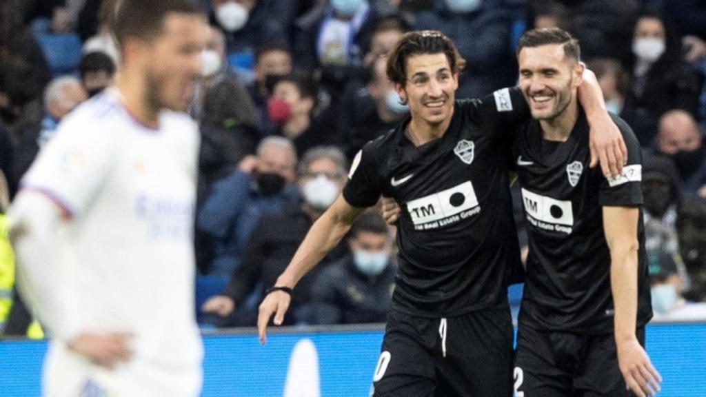 El centrocampista del Elche Pere Milla celebra el gol ante el Real Madrid.