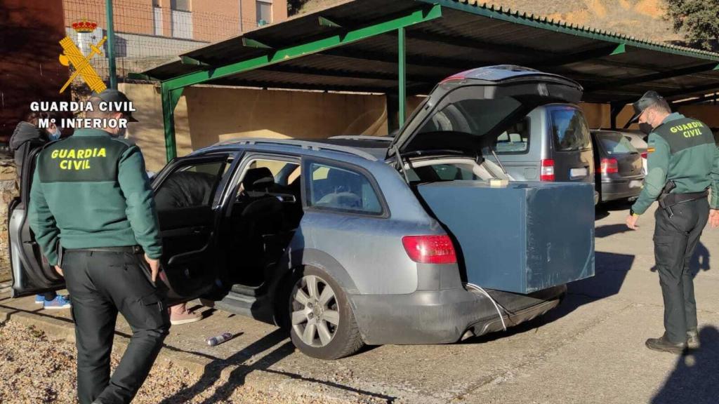 La caja fuerte metida en el vehículo del robo de Mombuey