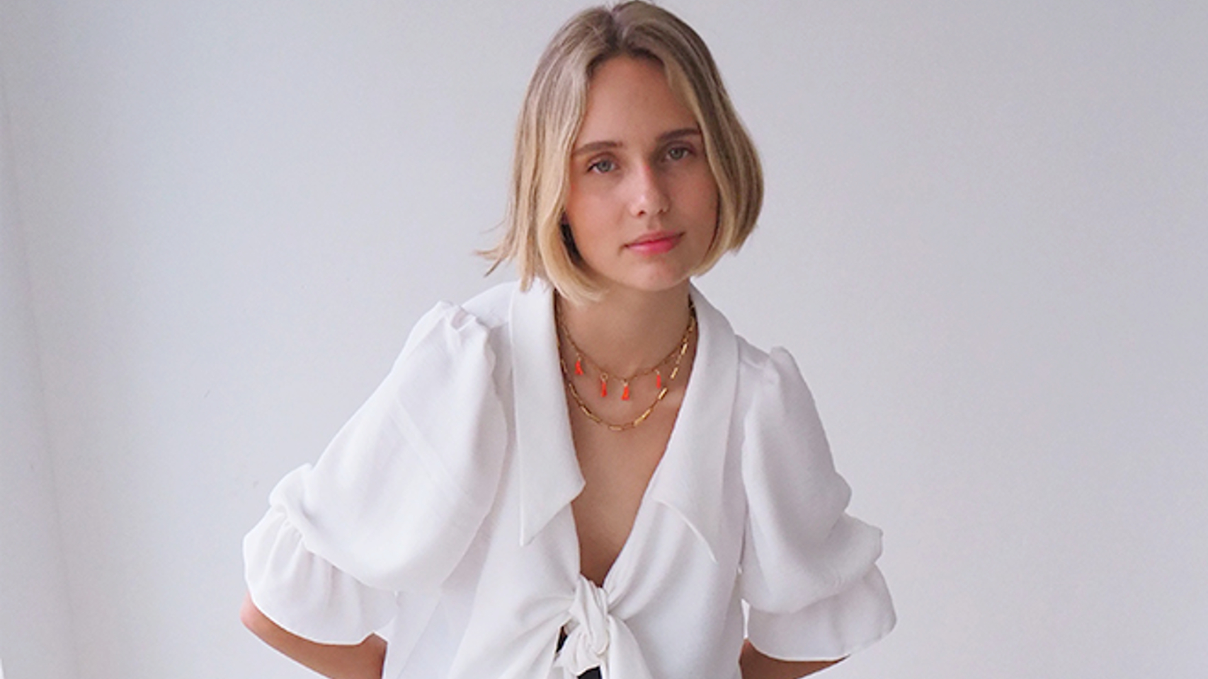 Modelo de Le Godet con la blusa más demandada de la temporada.