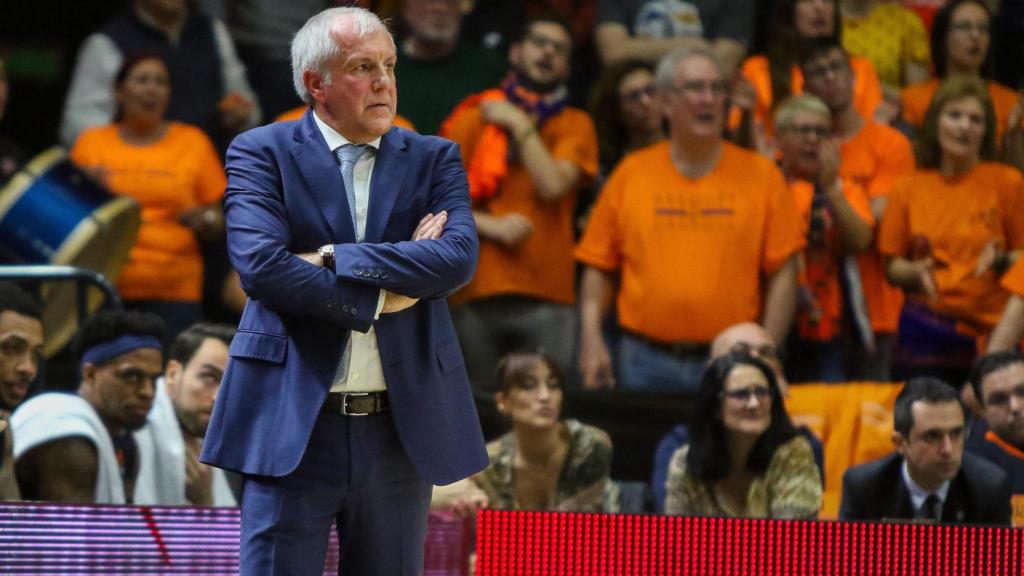 Zeljko Obradovic dando indicaciones durante un partido