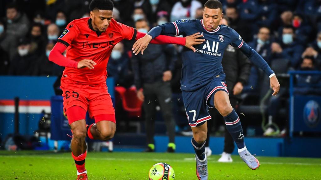 Todito y Mbappé pelean por un balón en un Niza - PSG