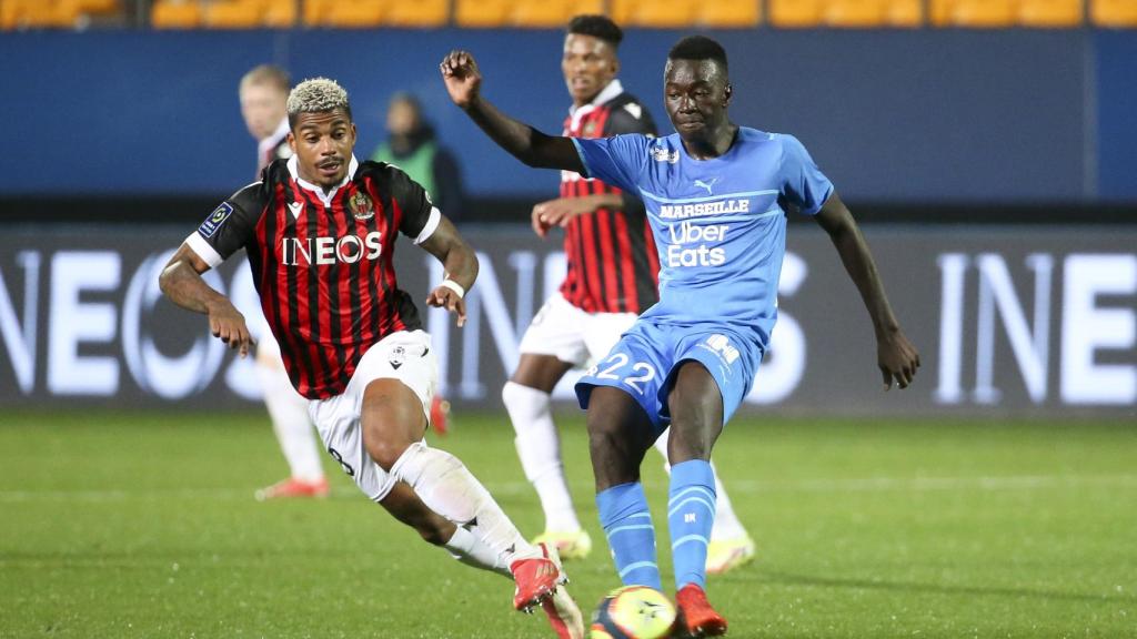 El jugador del Niza Mario Lemina peleando por un balón contra el Olympique de Marsella