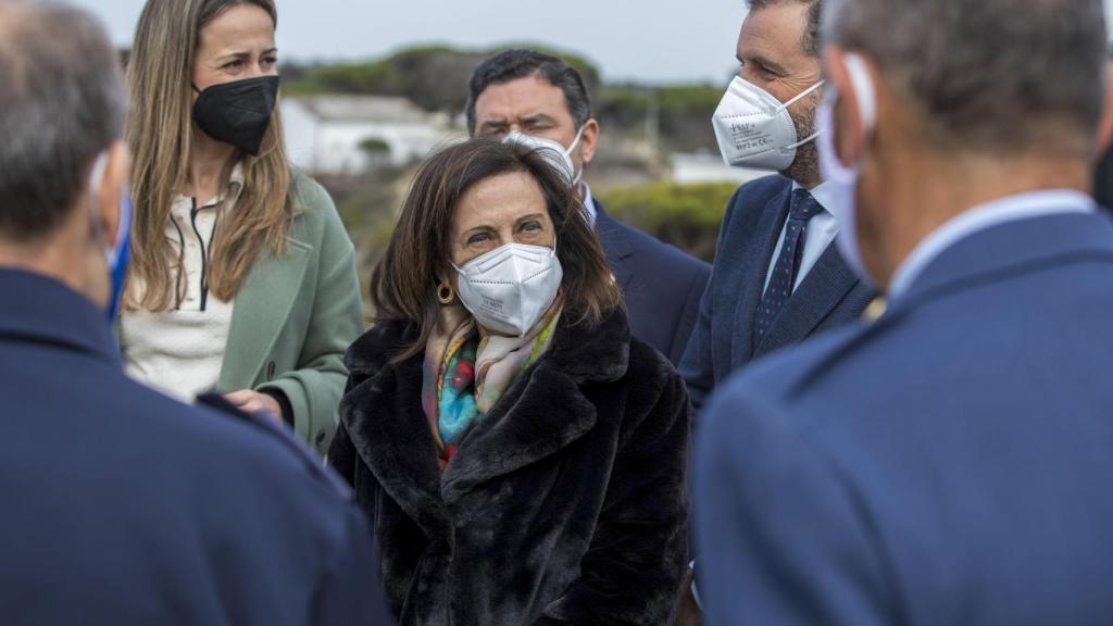 La ministra, este lunes en Huelva, atendiendo a los medios.