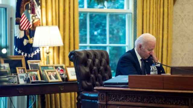 Joe Biden, presidente de EEUU, habla por teléfono desde el despacho oval de la Casa Blanca.