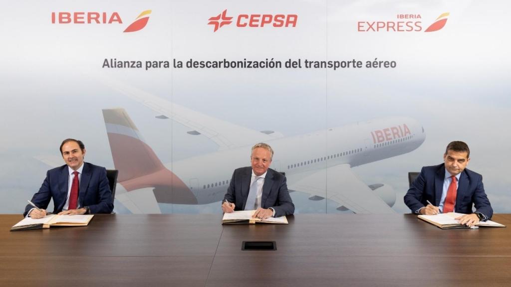 Cepsa y el Grupo Iberia se alían para descarbonizar a gran escala el transporte aéreo con biocombustibles