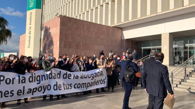 El exdecano del Colegio de Abogados de Málaga, Francisco Javier Lara, llegando al juzgado.