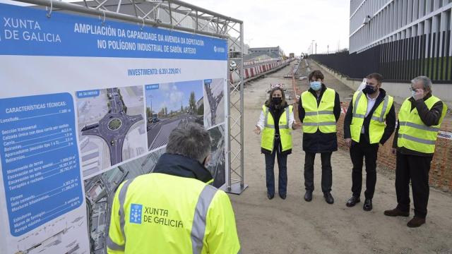 La conselleira de Infraestruturas e Mobilidade, Ethel Vázquez, junto con el alcalde de Arteixo, Carlos Calvelo, en la visita a las obras de ampliación del acceso al polígono de Sabón.