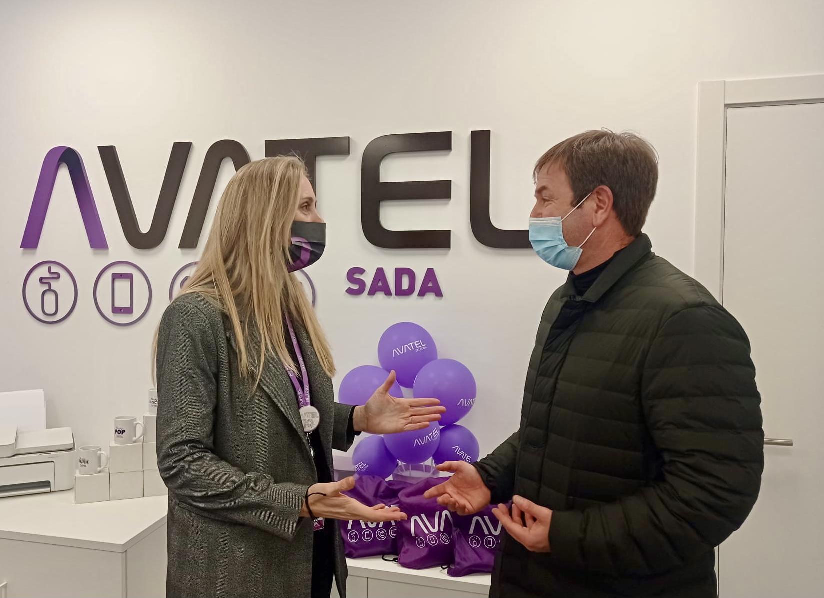 El alcalde de Sada junto a la responsable de Avatel. Fuente: Avatel